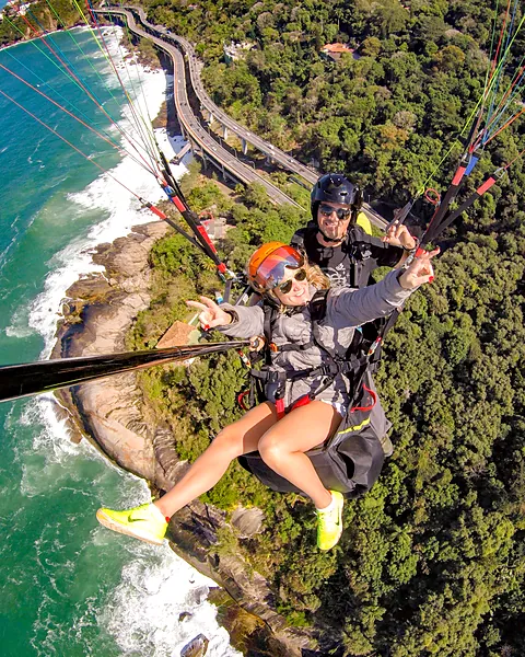 Foto de um voo de parapente da equipe Parapente.rio