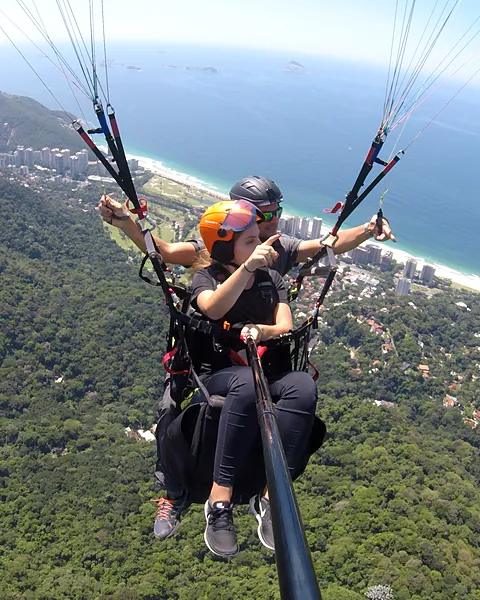 Foto de um voo de parapente da equipe Parapente.rio