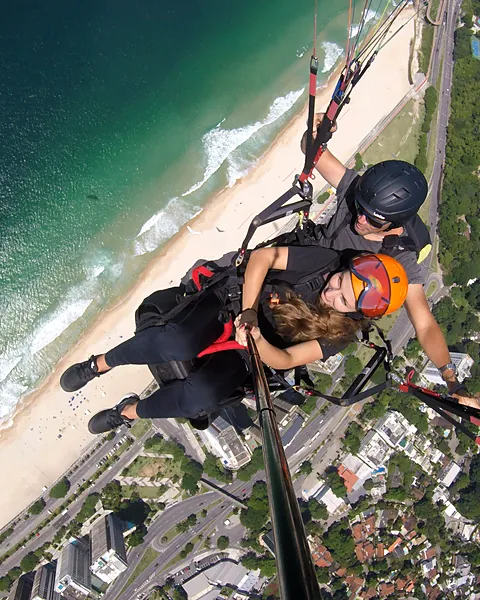 Foto de um voo de parapente da equipe Parapente.rio