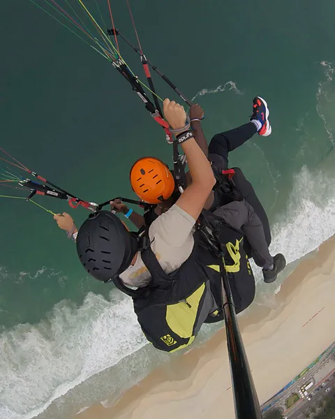 Foto de um voo de parapente da equipe Parapente.rio