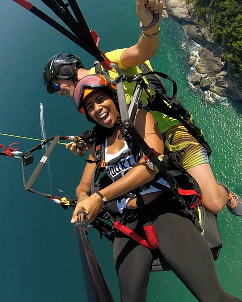 Foto de um voo de parapente da equipe Parapente.rio