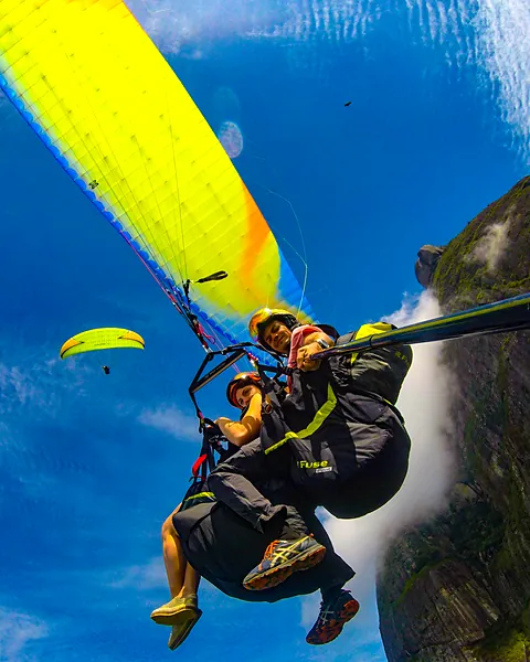 Foto de um voo de parapente da equipe Parapente.rio