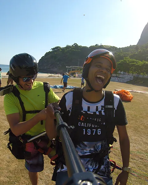 Foto de um voo de parapente da equipe Parapente.rio