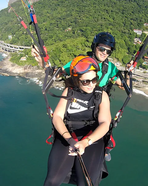 Foto de um voo de parapente da equipe Parapente.rio