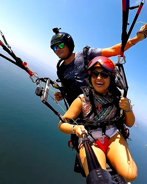 Foto de um voo de parapente da equipe Parapente.rio