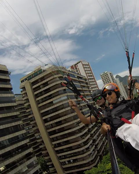Foto de um voo de parapente da equipe Parapente.rio