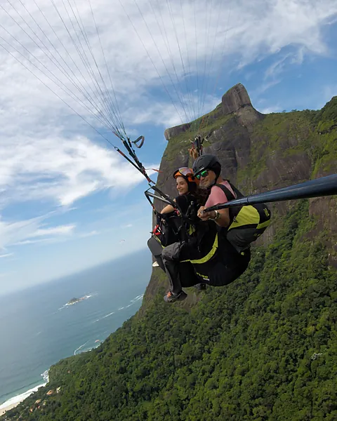 Foto de um voo de parapente da equipe Parapente.rio