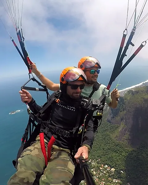 Foto de um voo de parapente da equipe Parapente.rio