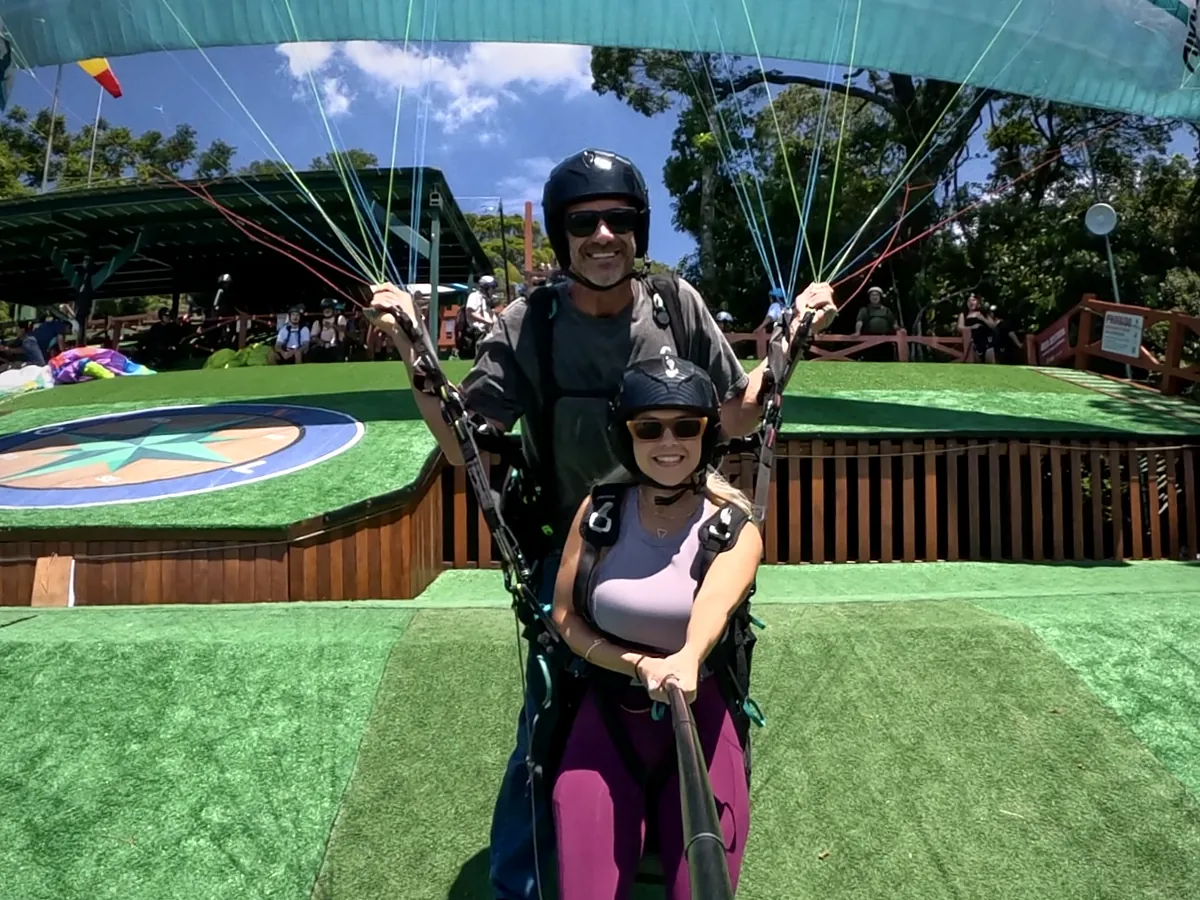Passageira pronta para decolar com o piloto na rampa de parapente da Pedra Bonita